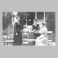 050-0006 Helene Gudde, geb. Paul mit ihren beiden Schwestern im Garten des Hauses in Koddien.jpg